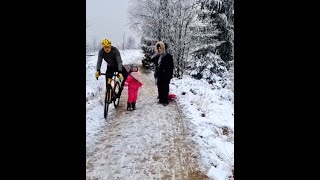 FIETSER GEEFT KNIESTOOT AAN KINDJE [upl. by Latsyrc974]