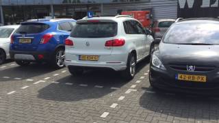 ACHTERUIT INPARKEREN IN EEN PARKEERVAK [upl. by Chaffin]