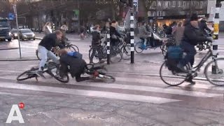 Fietsers onderuit op spekgladde Berlagebrug [upl. by Keller]